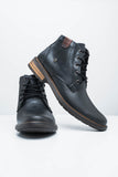 A821  BOTA HOMBRE EN CUERO NEGRA