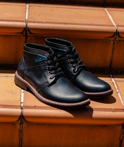 G221-BOTAS EN CUERO NEGRO